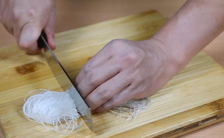Bước 2 Sơ chế các nguyên liệu khác Cá chẽm nướng giấy bạc