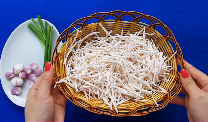 Bước 1 Sơ chế nguyên liệu Chả giò trứng