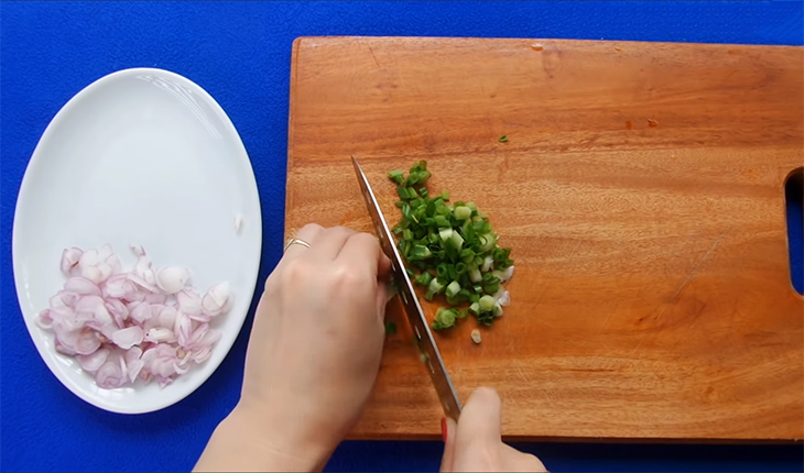 Bước 1 Sơ chế nguyên liệu Chả giò trứng