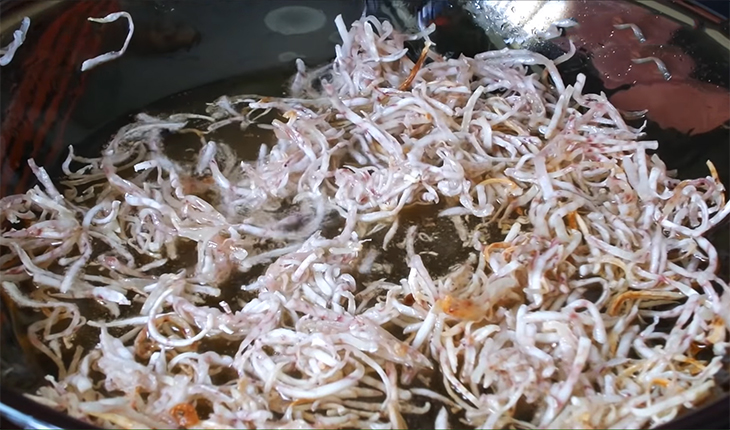 Bước 2 Chiên khoai môn Chả giò trứng