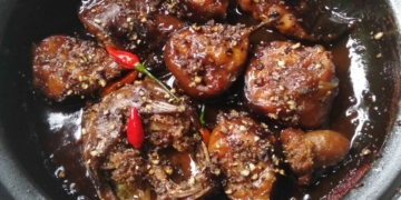 cach lam mon ca tre kho tieu thom ngon kho cuong cuc dua com avt 1200x676 1