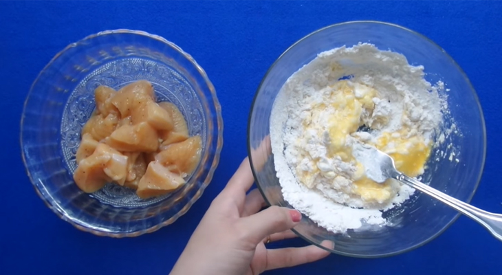 Bước 3 Trộn gà với bột Gà sốt mật ong