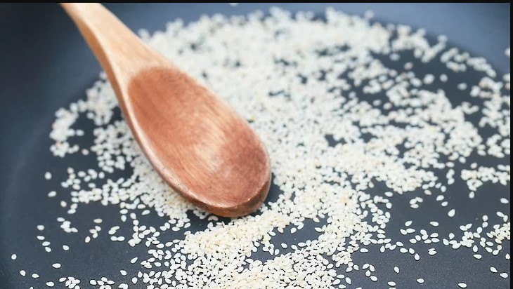 Bước 2 Rang mè Gà sốt mật ong