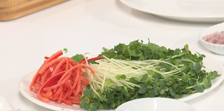 Bước 1 Sơ chế nguyên liệu Nộm mướp đắng - gỏi khổ qua khô cá