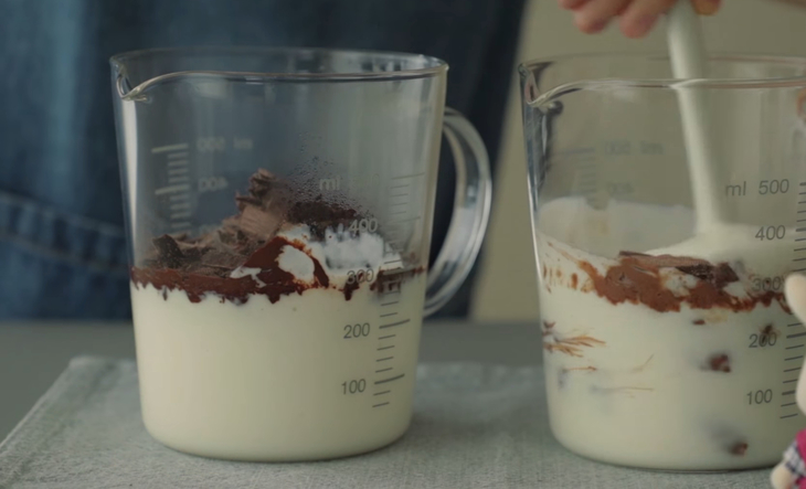Bước 2 Khuấy socola sữa và socola đen Pudding chocolate