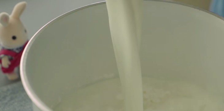 Bước 1 Khuấy sữa Pudding chocolate