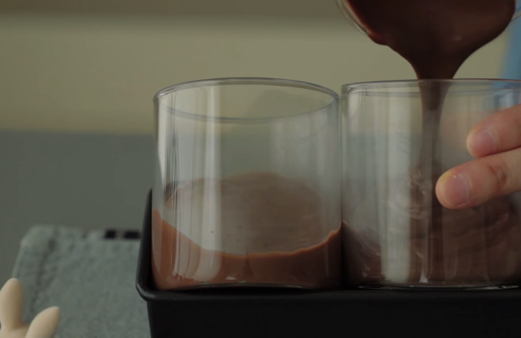 Bước 3 Đổ khuôn Pudding chocolate
