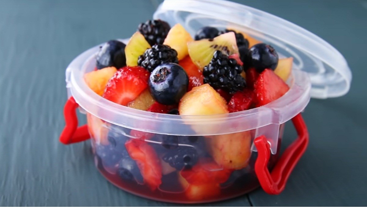 Salad hoa quả họ Berry sốt chanh