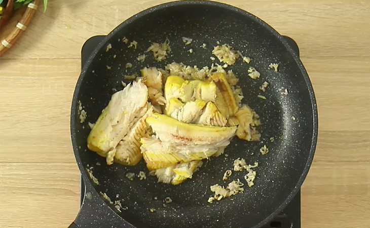 Bước 3 Xào cá Bún cá Châu Đốc