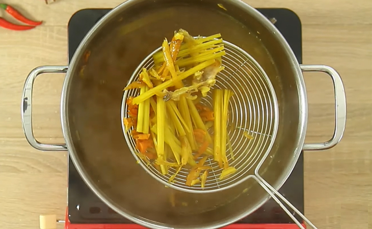 Bước 2 Nấu nước lèo Bún cá Châu Đốc