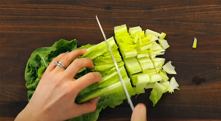 Bước 1 Sơ chế nguyên liệu Caesar salad