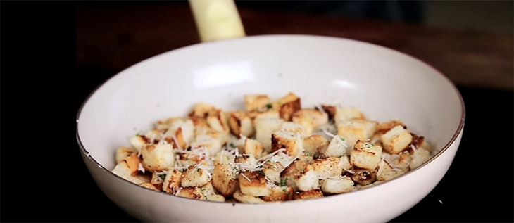 Bước 3 Trộn salad Caesar salad