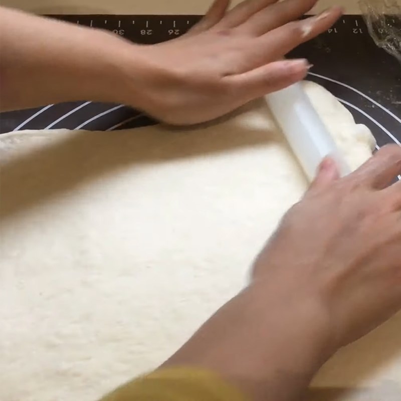 Bước 5 Cán bột và tạo hình bánh Bánh mì ruốc cuộn sốt mayonnaise