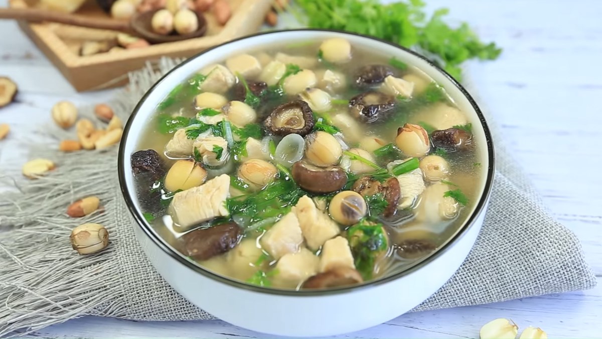 Canh gà hạt sen