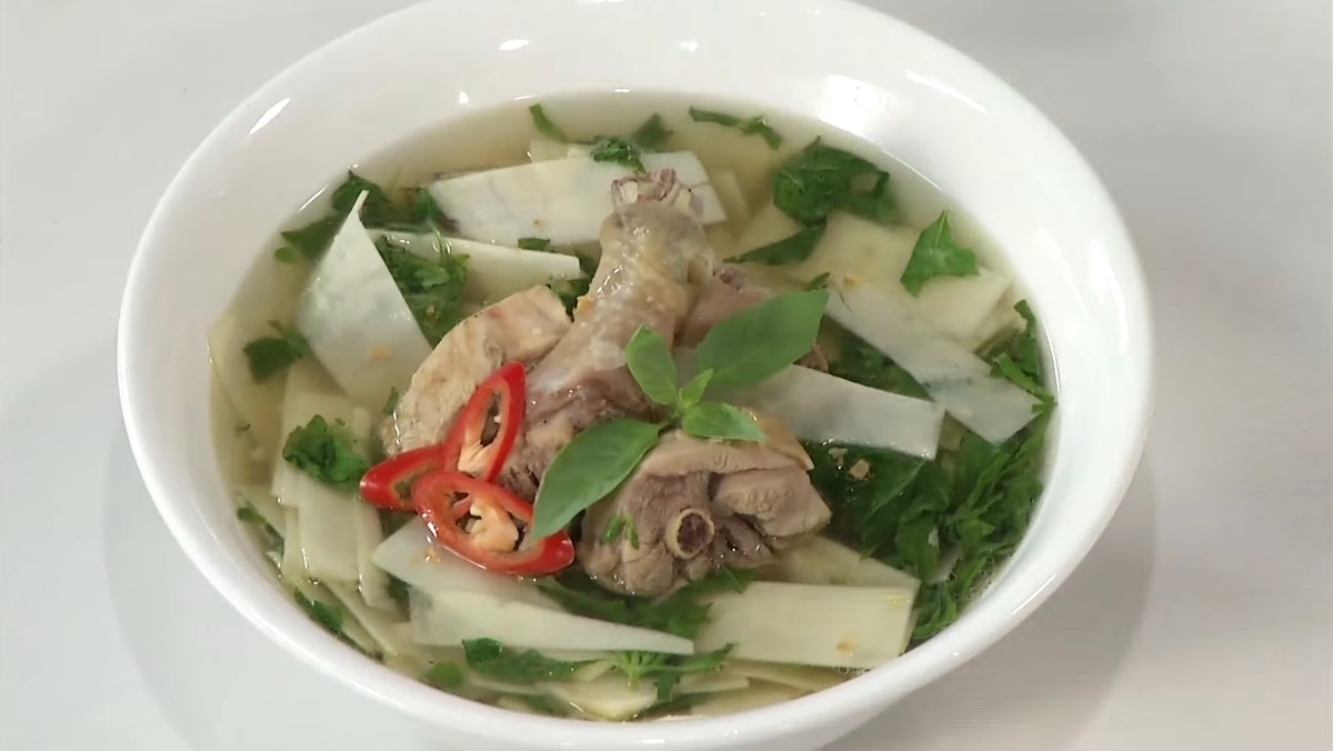 Canh gà lá é