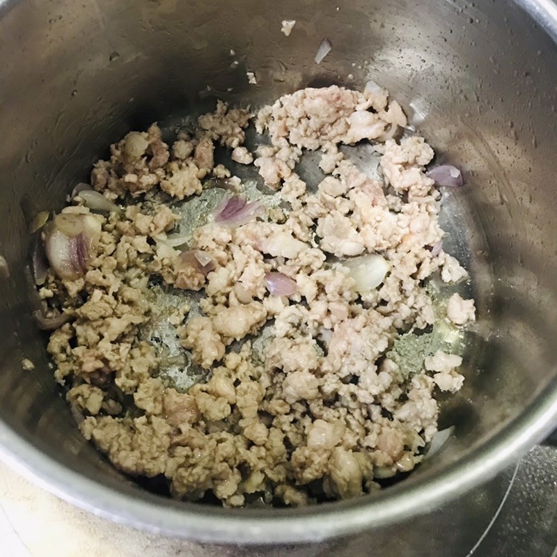 Bước 2 Xào thịt Canh rong biển thịt bằm đậu hũ