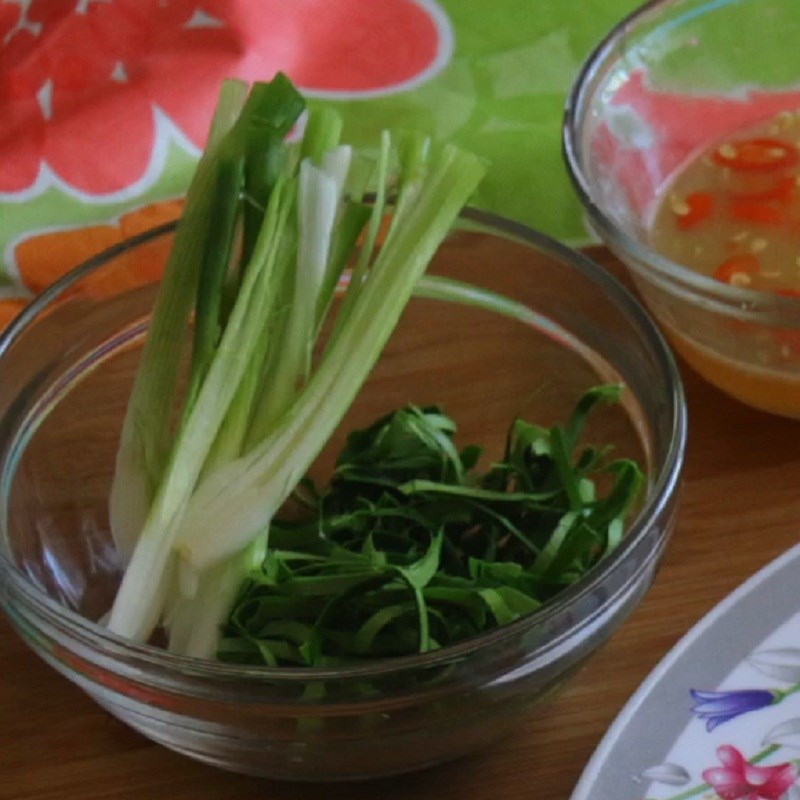 Bước 4 Cắt hành sả Cá hồi hấp chanh
