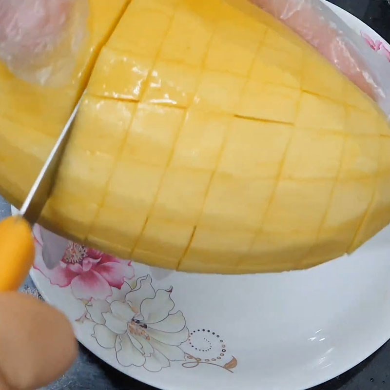 Bước 2 Cắt xoài Xoài dầm sữa chua