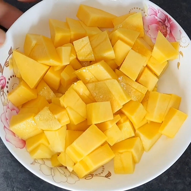 Bước 2 Cắt xoài Xoài dầm sữa chua
