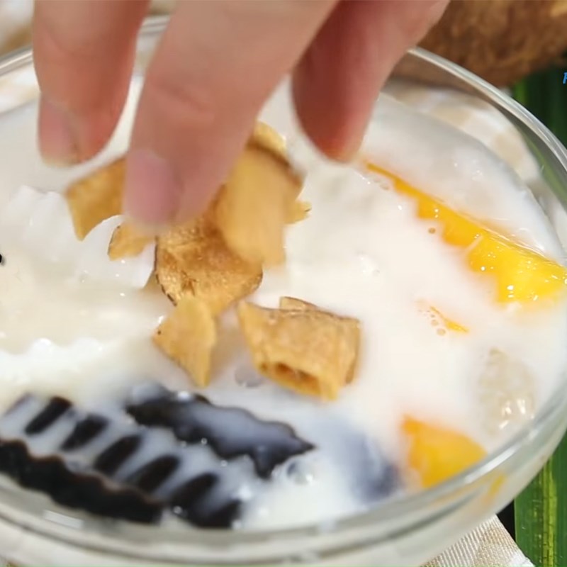 Bước 4 Cắt xoài, sương sáo và hoàn thành Chè xoài trân châu