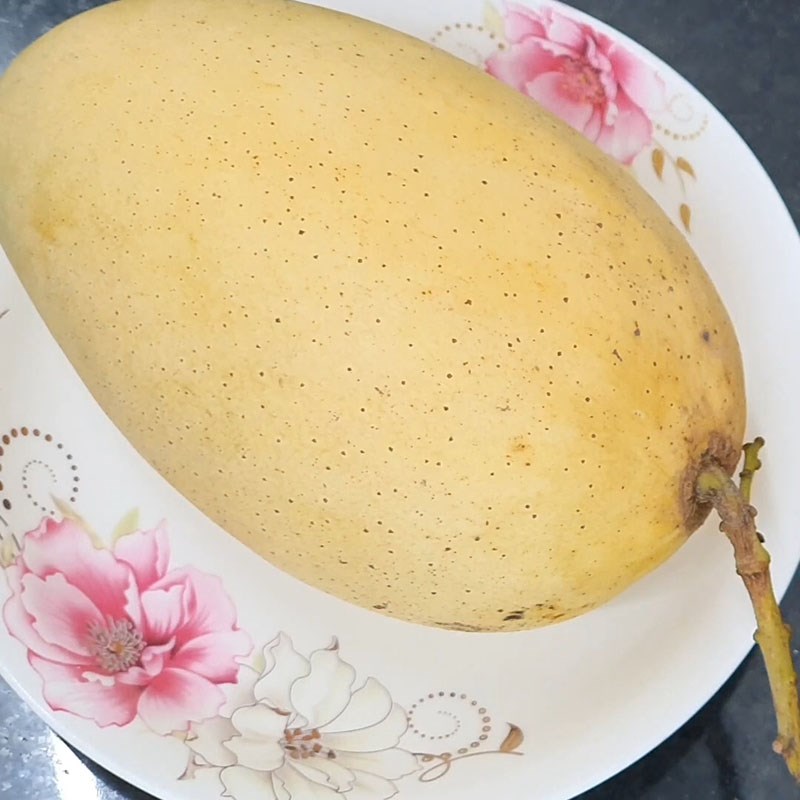 Bước 2 Cắt xoài Xoài dầm sữa chua