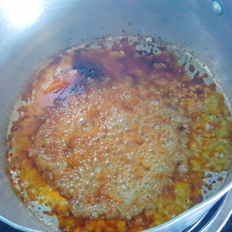 Bước 3 Thắng nước màu Cá trê kho rau răm