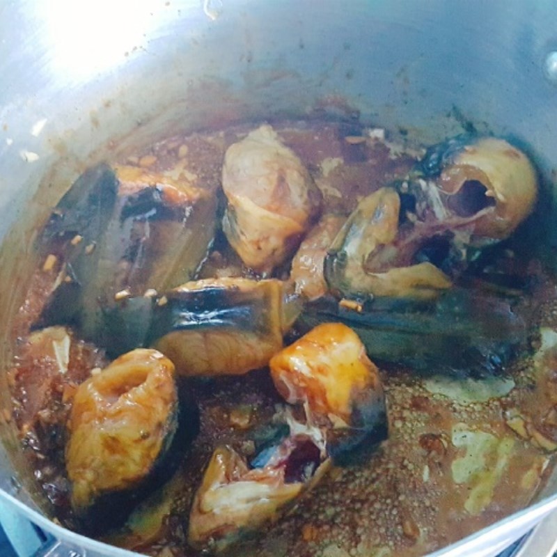 Bước 3 Thắng nước màu Cá trê kho rau răm