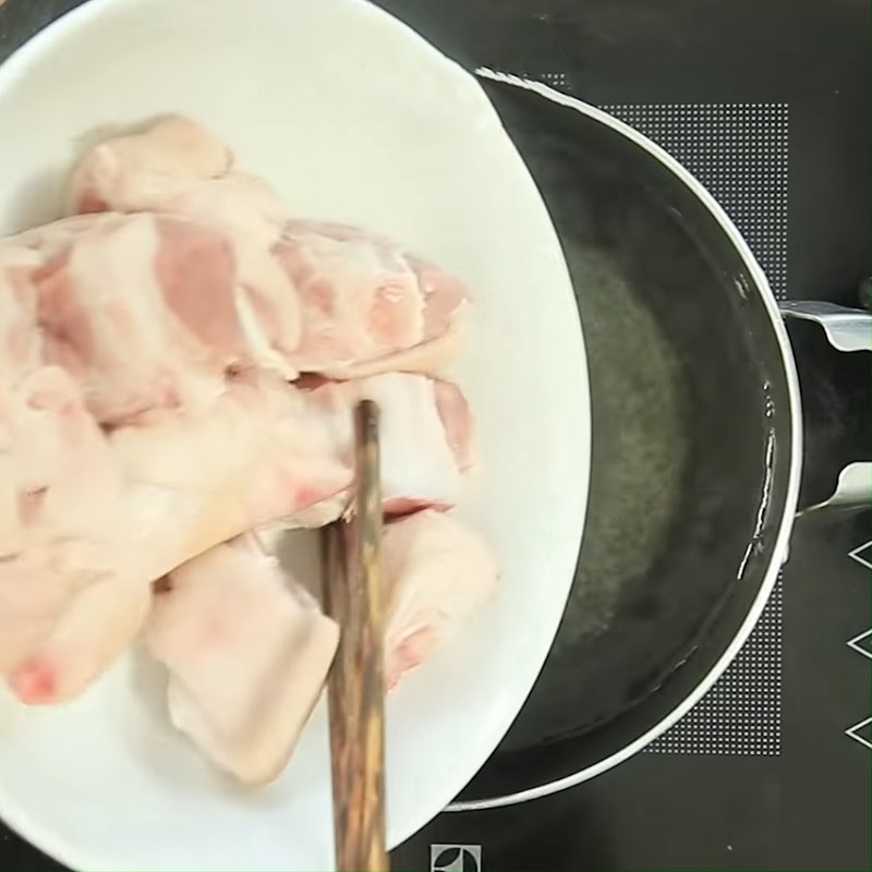 Bước 1 Sơ chế giò heo Chân giò hầm đậu phộng