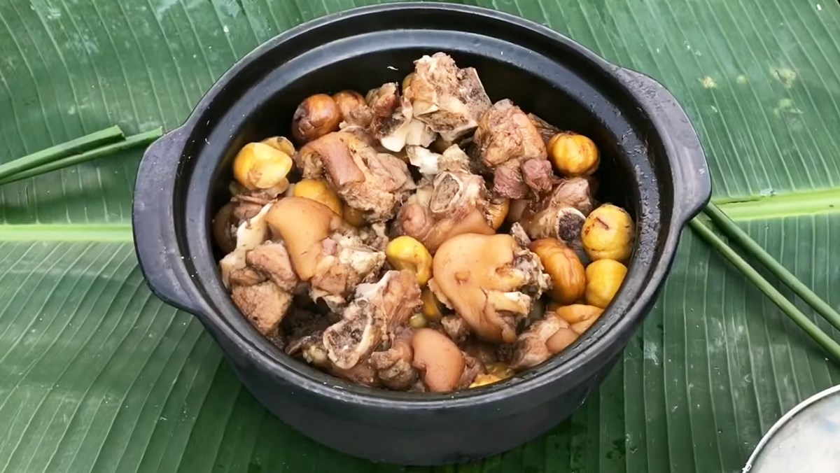 Chân giò hầm hạt dẻ
