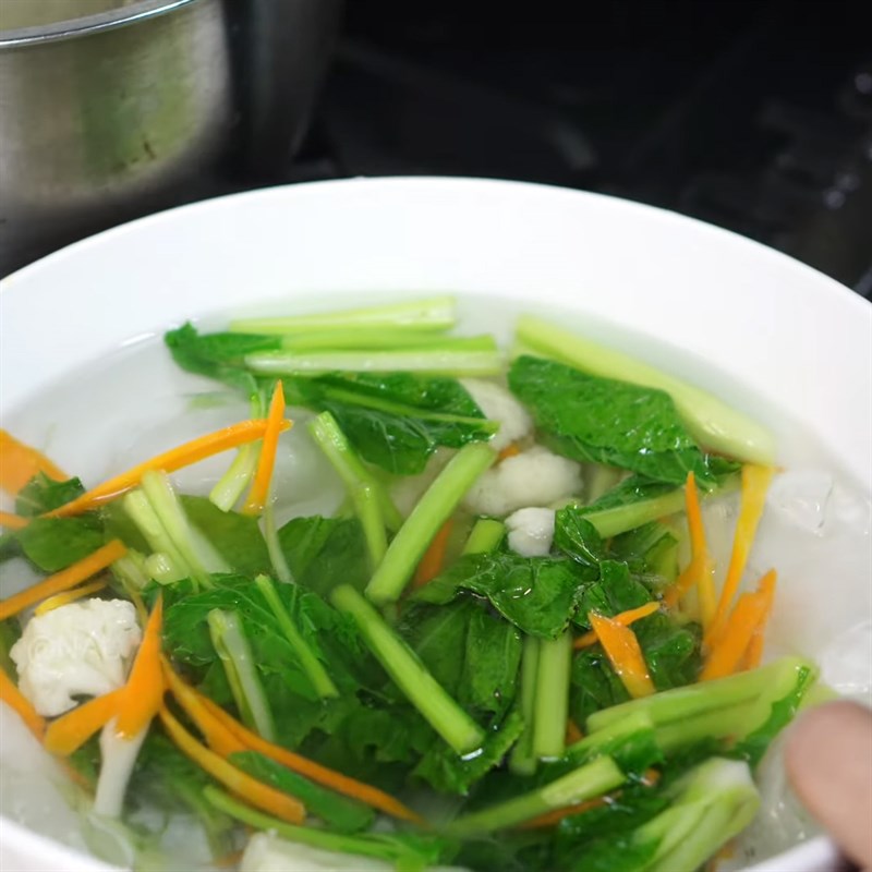 Bước 4 Chần sơ rau củ Mì xào giòn chay rau cải