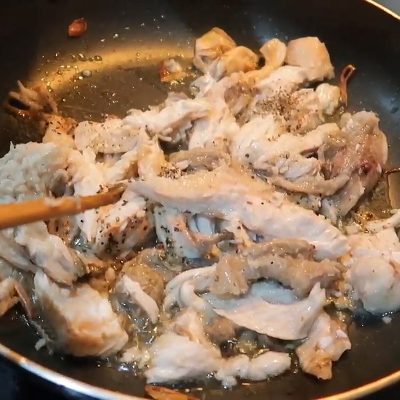 Bước 3 Phi hành và xào thịt cá Cháo cá lóc nấu bầu và nấm rơm
