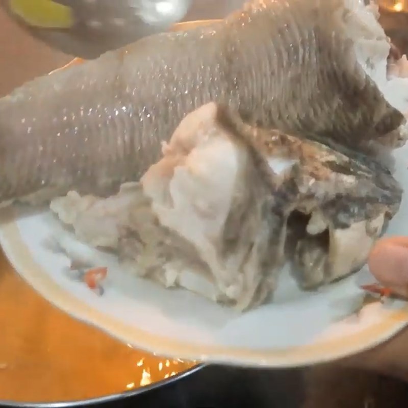 Bước 2 Luộc cá và nấu cháo Cháo cá lóc nấu bầu và nấm rơm