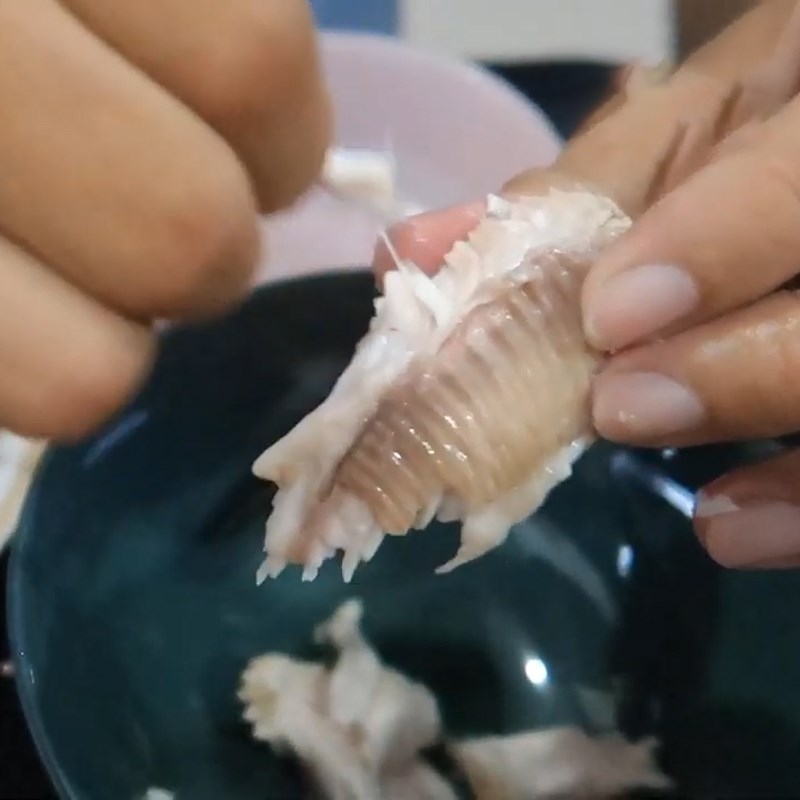 Bước 2 Luộc cá và nấu cháo Cháo cá lóc nấu bầu và nấm rơm