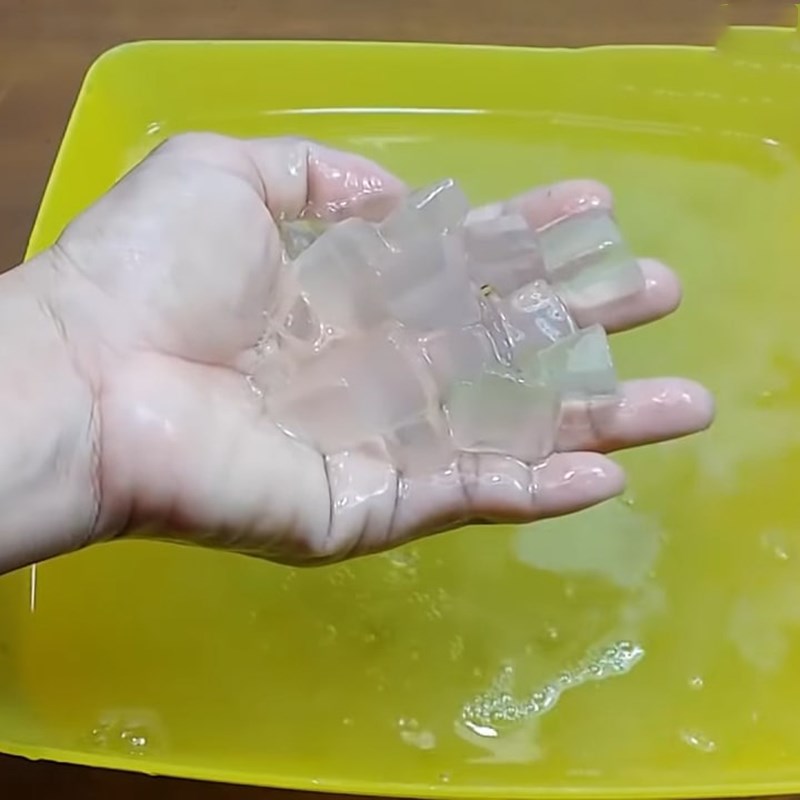 Bước 1 Sơ chế nha đam Chè hạt sen nha đam nhãn nhục