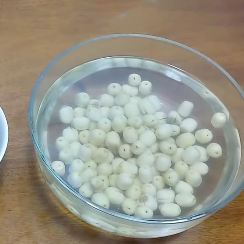 Bước 2 Sơ chế hạt sen và nhãn nhục Chè hạt sen nha đam nhãn nhục