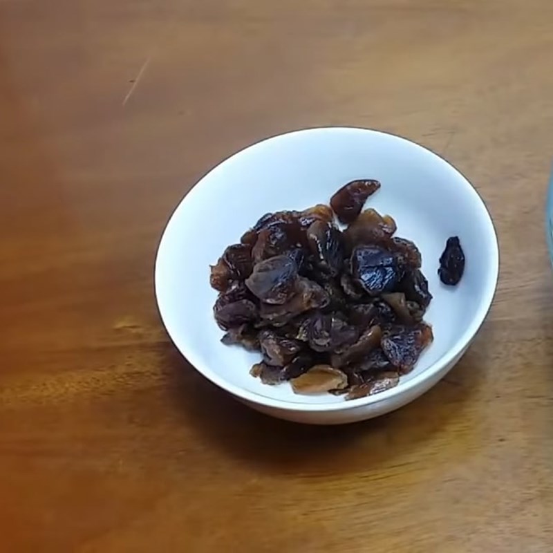 Bước 2 Sơ chế hạt sen và nhãn nhục Chè hạt sen nha đam nhãn nhục