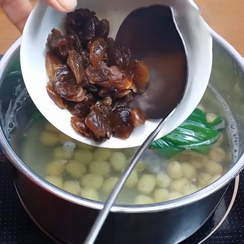 Bước 3 Nấu chè hạt sen với nha đam và nhãn nhục Chè hạt sen nha đam nhãn nhục