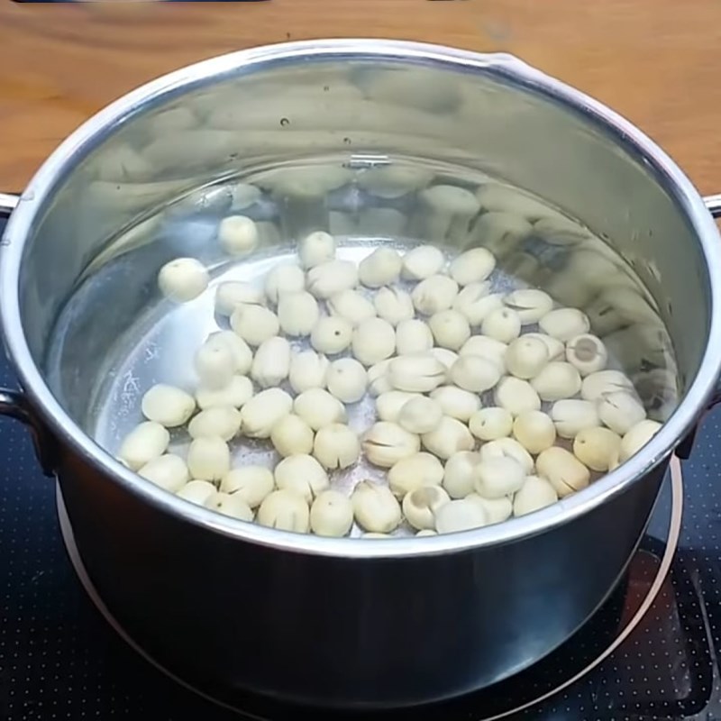 Bước 3 Nấu chè hạt sen với nha đam và nhãn nhục Chè hạt sen nha đam nhãn nhục