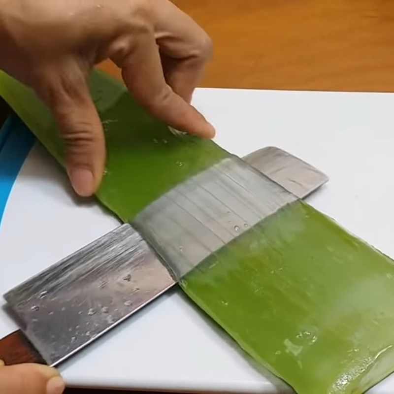 Bước 1 Sơ chế nha đam Chè hạt sen nha đam nhãn nhục