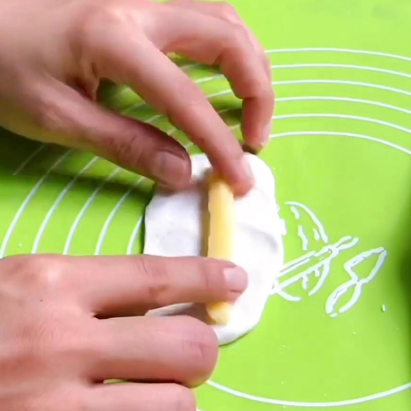 Bước 2 Chia bột và bọc nhân phô mai Bánh gạo nhân phô mai mozzarella