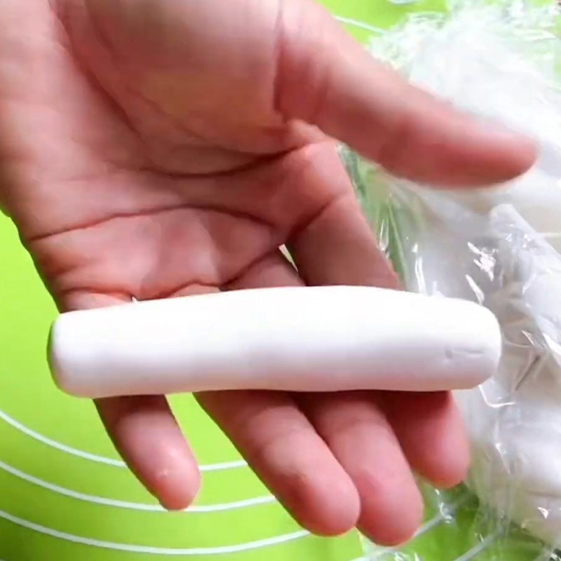 Bước 2 Chia bột và bọc nhân phô mai Bánh gạo nhân phô mai mozzarella
