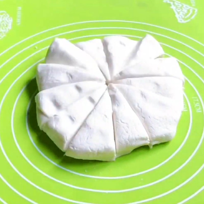 Bước 2 Chia bột và bọc nhân phô mai Bánh gạo nhân phô mai mozzarella