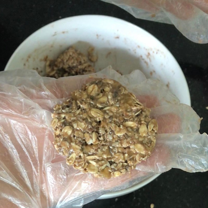 Bước 3 Chia bột và tạo hình bánh Bánh quy cookie yến mạch chuối
