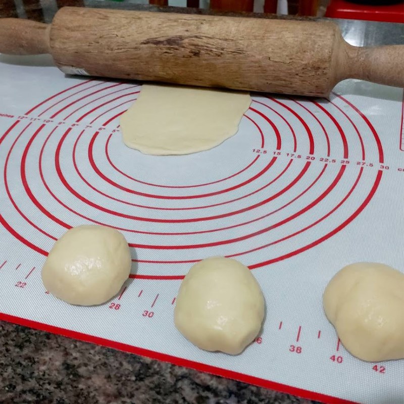 Bước 5 Chia và cán bột Bánh mì nhân trứng sữa (Custard)
