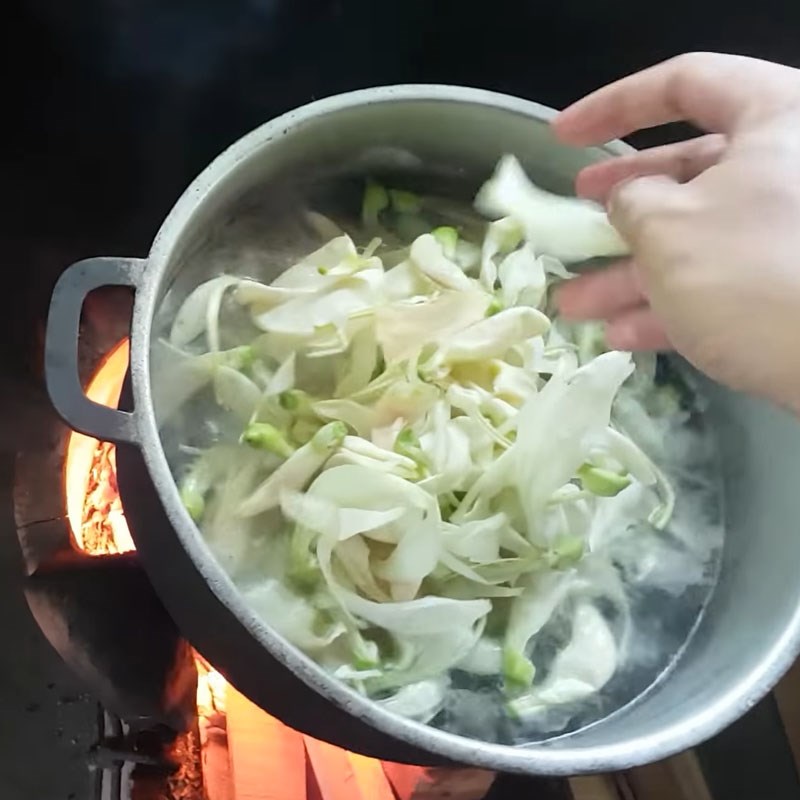 Bước 3 Nấu canh Cá chạch nấu canh chua bông so đũa
