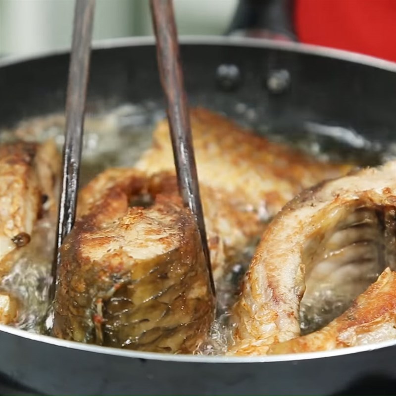 Bước 3 Chiên cá Cá chép kho măng chua