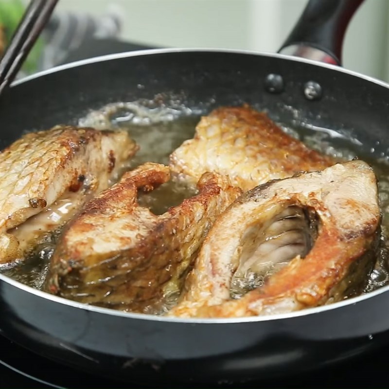 Bước 3 Chiên cá Cá chép kho măng chua