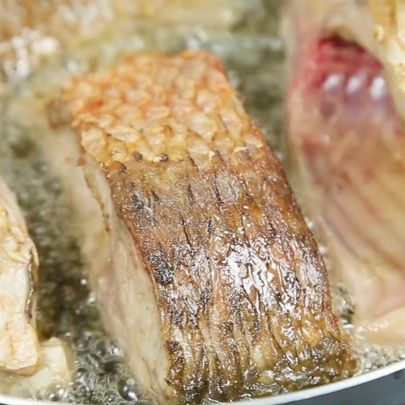 Bước 3 Chiên cá Cá chép kho măng chua