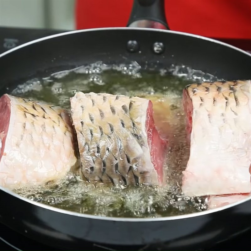Bước 3 Chiên cá Cá chép kho măng chua