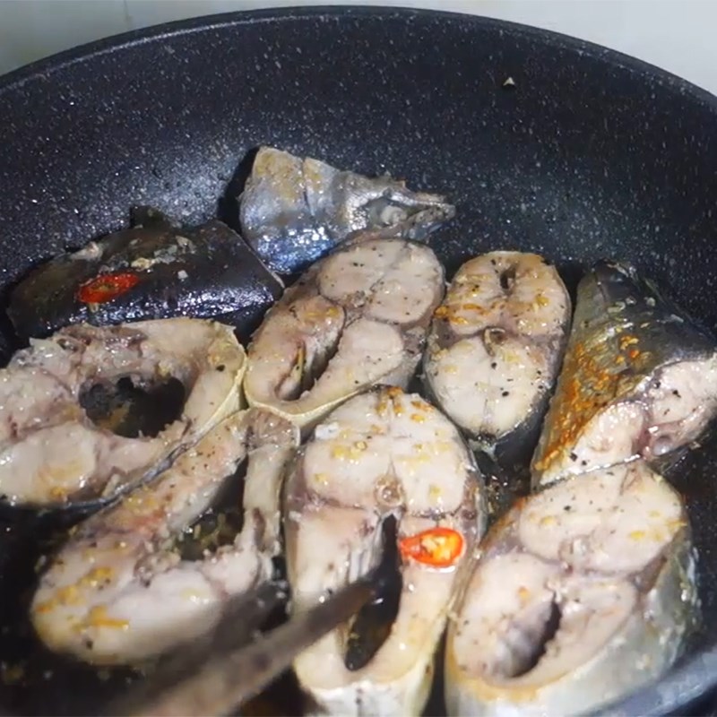 Bước 5 Chiên cá Bún cá cam